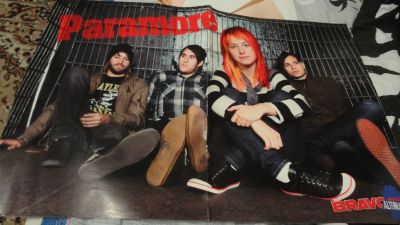Лот: 6727272. Фото: 1. постер плакат Blink 182 - Paramore. Наклейки, карточки, вкладыши