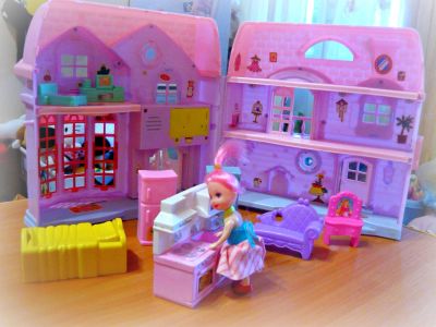 Лот: 11065442. Фото: 1. Двухэтажный дом с мебелью и куколкой... Куклы и аксессуары