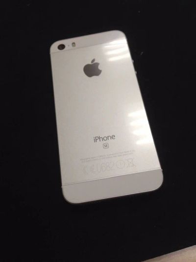 Лот: 12747009. Фото: 1. iPhone SE 32GB Silver. Смартфоны