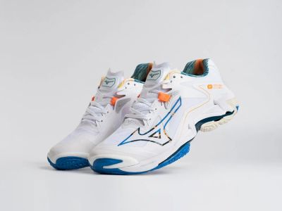 Лот: 25580313. Фото: 1. Кроссовки Mizuno Wave Lightning... Кеды, кроссовки, слипоны