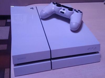 Лот: 6654692. Фото: 1. Playstation 4 белая + 2 диска... Консоли