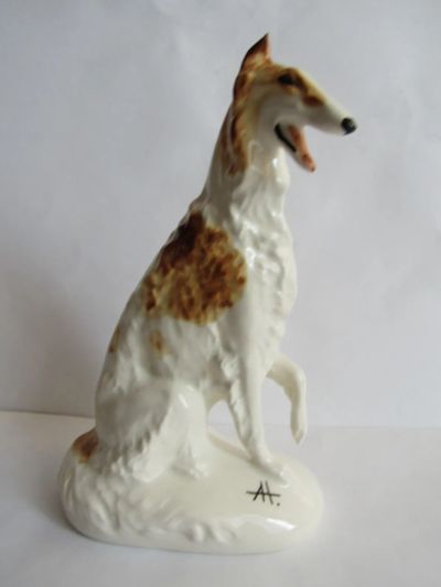 Лот: 20969790. Фото: 1. Борзая рыже-белая собака сидит... Скульптуры