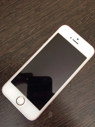 Лот: 14317858. Фото: 1. Iphone se 16gb. Смартфоны