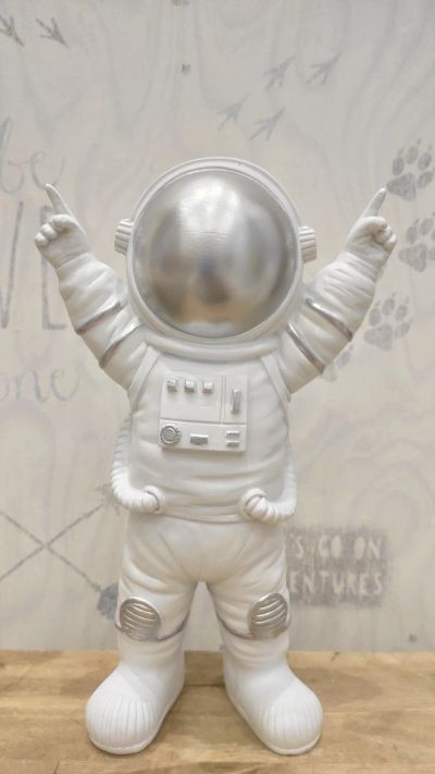 Лот: 18372726. Фото: 1. Статуэтка Космонавт стоит большой... Фигурки, статуэтки