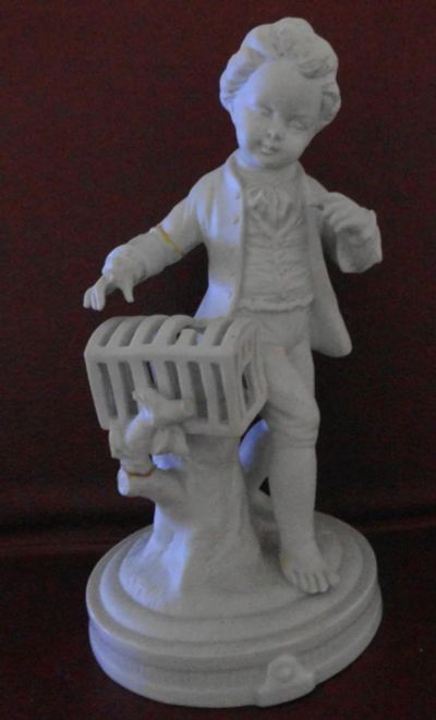Лот: 9094386. Фото: 1. статуэтка мальчик с клеткой Германия. Фарфор, керамика