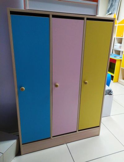 Лот: 5557942. Фото: 1. кабинка 3х местная. Мебель для детских садов