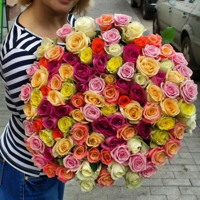 Лот: 6913081. Фото: 1. Фирменный букет от Радуги Цветов... Свежие цветы