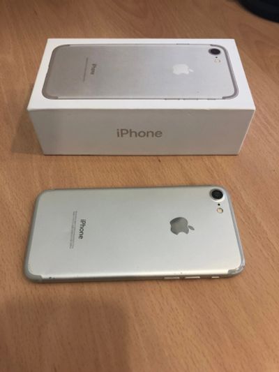 Лот: 15115135. Фото: 1. IPhone7 128Gb Silver. Смартфоны