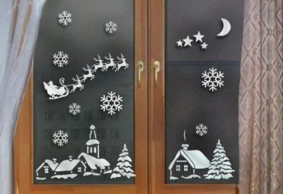 Лот: 2156393. Фото: 1. Наклейка на окна. Новогодний пейзаж... Гирлянды, шарики, новогодние аксессуары