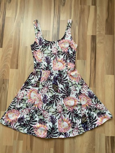 Лот: 18347363. Фото: 1. Платье H&M размер 40. Платья