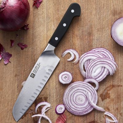 Лот: 24959118. Фото: 1. Нож сантоку Zwilling Pro с фестончатой... Столовые приборы, ножи