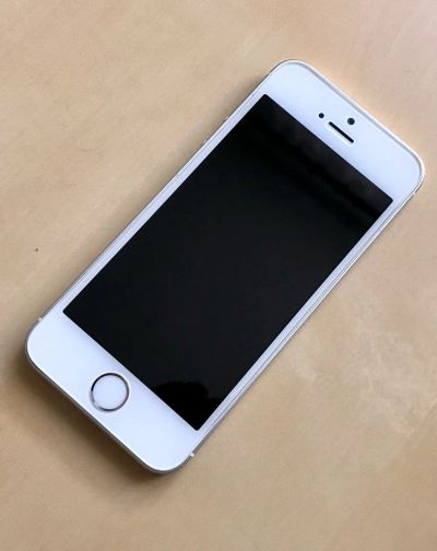 Лот: 13384469. Фото: 1. iPhone SE 32Gb Silver. Смартфоны