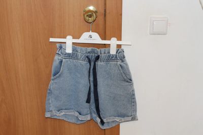 Лот: 22177620. Фото: 1. Джинсовые шорты для девочки. Брюки, шорты, джинсы