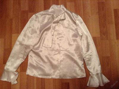 Лот: 5709870. Фото: 1. Белая атласная рубашка с бантом. Рубашки, блузки, водолазки