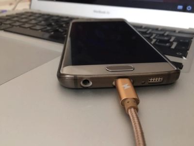 Лот: 7047732. Фото: 1. Galaxy S6 edge gold 64gb, почти... Смартфоны