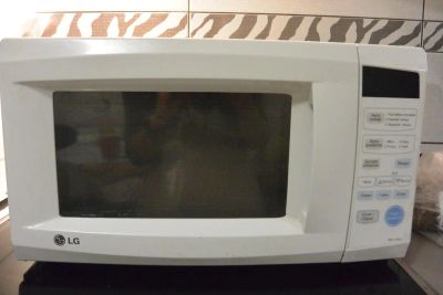Лот: 6448247. Фото: 1. Микроволновка LG MS-1744U неисправная. Микроволновки, мини-печи