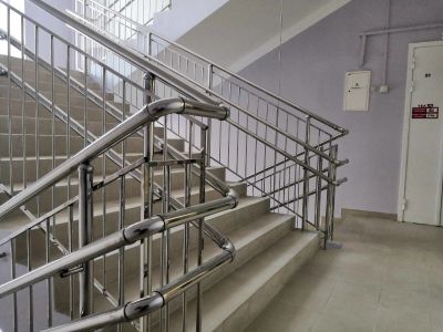 Лот: 15080975. Фото: 1. Ограждения лестниц, перила из... Лестницы, перила, балясины