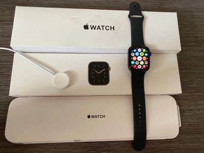 Лот: 18220962. Фото: 1. Apple Watch SE 44mm на гарантии... Смарт-часы, фитнес-браслеты, аксессуары