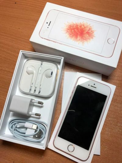 Лот: 11045450. Фото: 1. iPhone SE 16 go розовый. Смартфоны