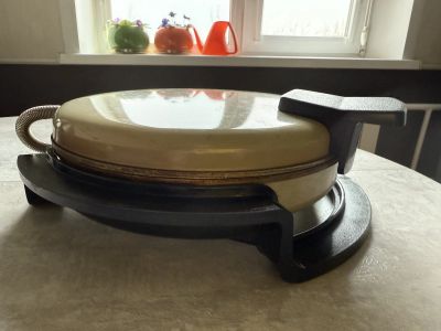 Лот: 25896270. Фото: 1. Электро-вафельница Сластена. Кухонная