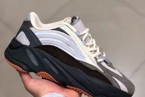 Лот: 14371921. Фото: 1. Кроссовки Adidas Yeezy Boost 700... Кеды, кроссовки, слипоны