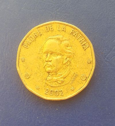 Лот: 25005876. Фото: 1. Доминикана 1 песо 2002 г. Америка