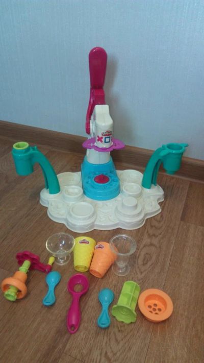 Лот: 8164531. Фото: 1. Фабрика мороженого от Play-Doh. Конструкторы