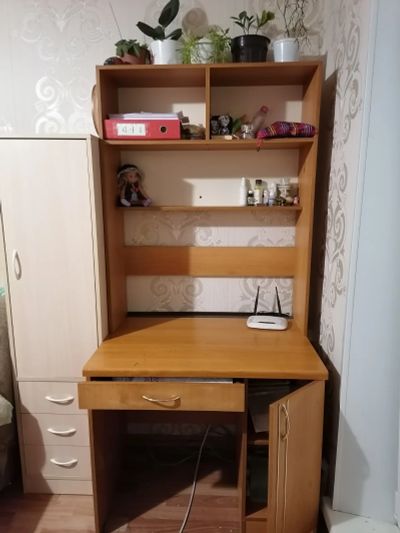 Лот: 18452612. Фото: 1. Стол письменный с ящиками и полками. Компьютерные и письменные столы