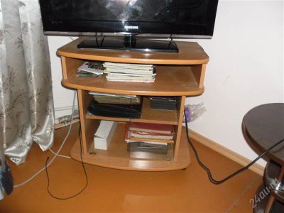 Лот: 2114819. Фото: 1. тумбочка под тв. Стойки и тумбы для аппаратуры