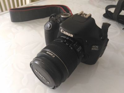 Лот: 18018275. Фото: 1. Canon EOS 600D KIT Canon 18-55mm... Цифровые зеркальные