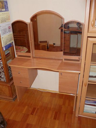 Лот: 3320686. Фото: 1. Столик туалетный с зеркалом. Комоды