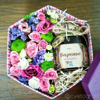 Лот: 6961287. Фото: 1. Коробочка с вареньем и цветами... Свежие цветы
