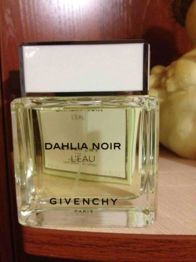 Лот: 3604769. Фото: 1. Туалетная вода Givency Dahlia... Женская парфюмерия