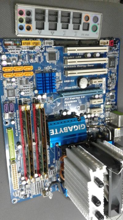 Лот: 8215494. Фото: 1. материнская плата Gigabyte GA-EP45-UD3R. Материнские платы