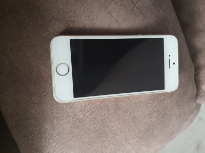 Лот: 16000901. Фото: 1. Iphone SE. Смартфоны