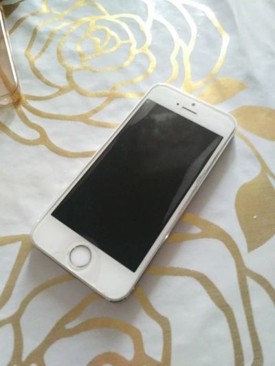 Лот: 10301778. Фото: 1. IPhone 5s серебро 16 GB ( БУ оригинальный... Смартфоны