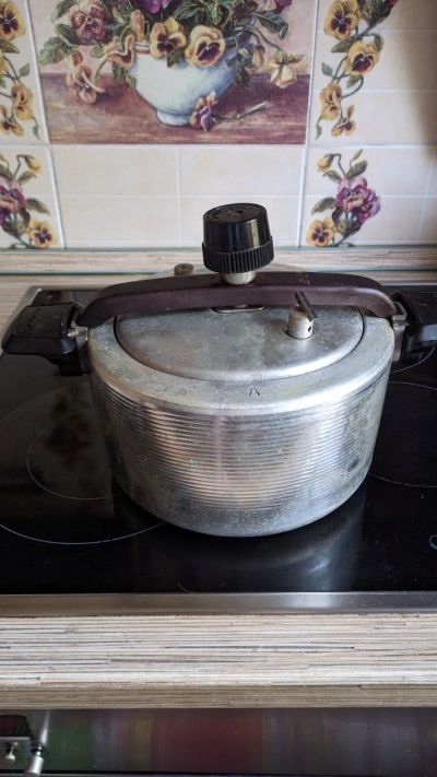 Лот: 19456606. Фото: 1. Скороварка алюминиевая с клапаном. Кастрюли