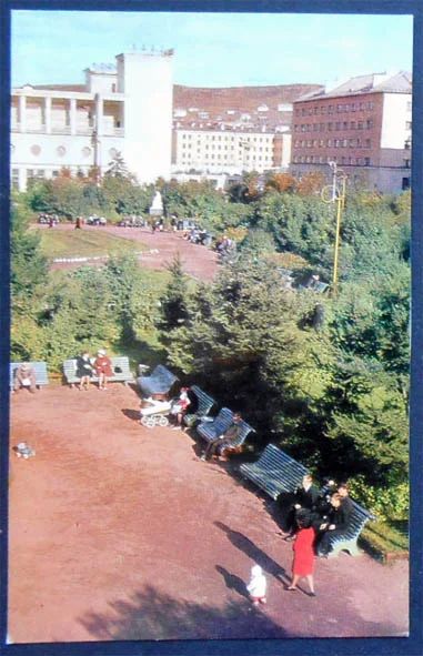 Лот: 7540947. Фото: 1. Открытка Мурманск. Сквер на улице... Открытки, конверты