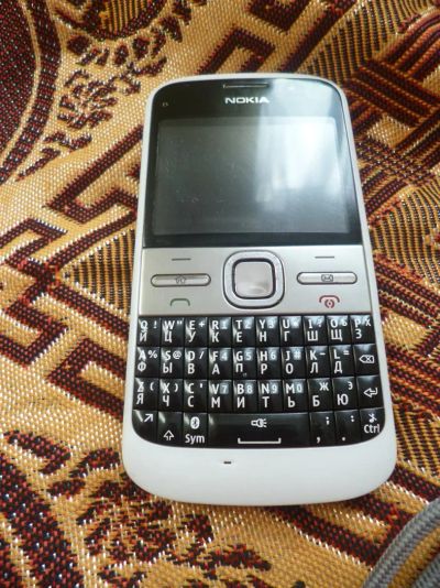 Лот: 2781509. Фото: 1. nokia E5-00 white qwerty. Кнопочные мобильные телефоны
