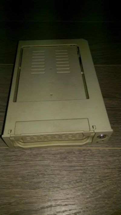 Лот: 5379957. Фото: 1. Бокс для HDD с ручкой и ключами... Органайзеры для дисков, боксы