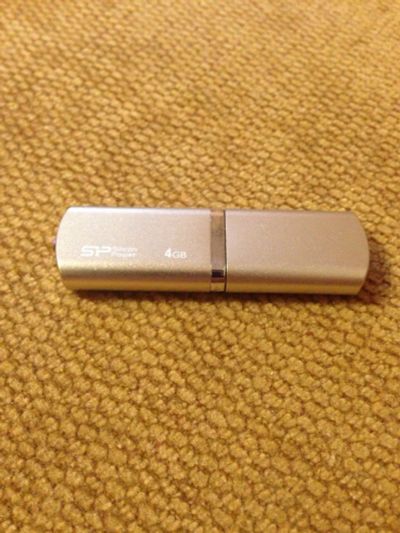 Лот: 7508159. Фото: 1. Флешка SP 4GB не работает. USB-флеш карты