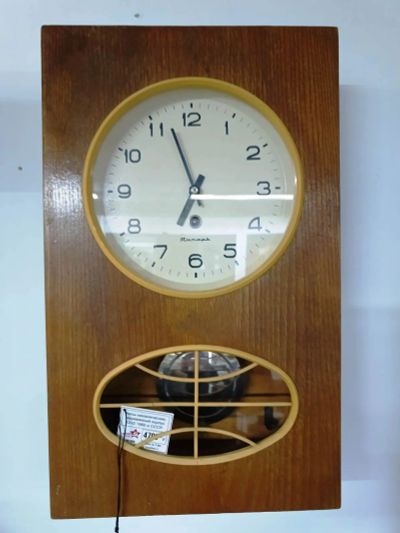 Лот: 21727564. Фото: 1. Часы механические Янтарь деревянный... Предметы интерьера и быта