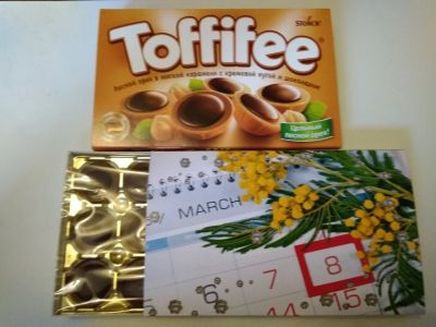 Лот: 13338345. Фото: 1. Набор конфет Tofiffee с мимозой... Подарки на 8 марта