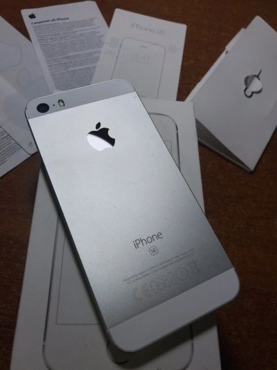 Лот: 16088553. Фото: 1. iPhone SE 64Gb серебристого цвета. Смартфоны