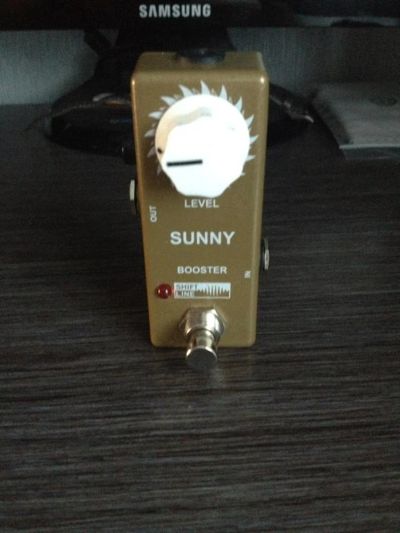 Лот: 4010526. Фото: 1. Sunny бустер/буфер. Гитарные эффекты и комбоусилители
