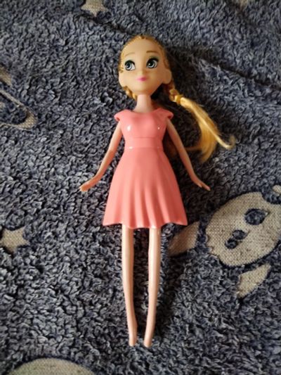 Лот: 22176365. Фото: 1. Игрушка Кукла(сломана нога). Куклы и аксессуары