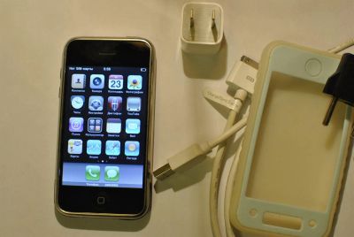 Лот: 3259804. Фото: 1. Iphone 2G 8 gb + зарядка + чехол... Смартфоны