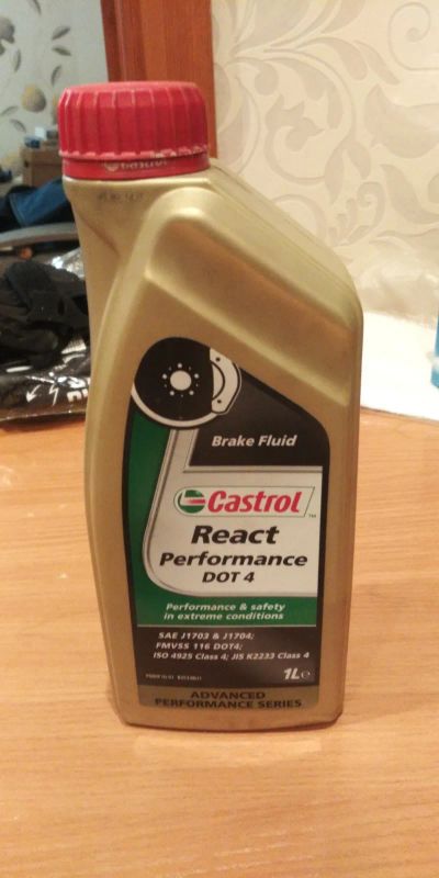 Лот: 20660174. Фото: 1. Тормозная жидкость Castrol react... Масла, жидкости