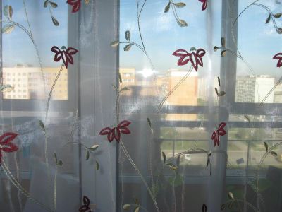 Лот: 3215368. Фото: 1. Тюль белая с вышитыми цветами. Шторы, тюль