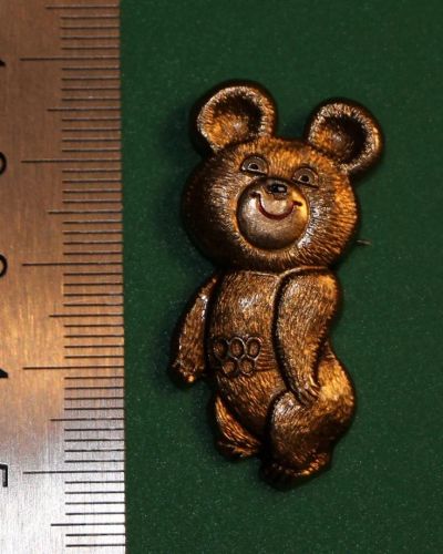 Лот: 11826380. Фото: 1. Значок: Олимпийский мишка, медведь... Сувенирные